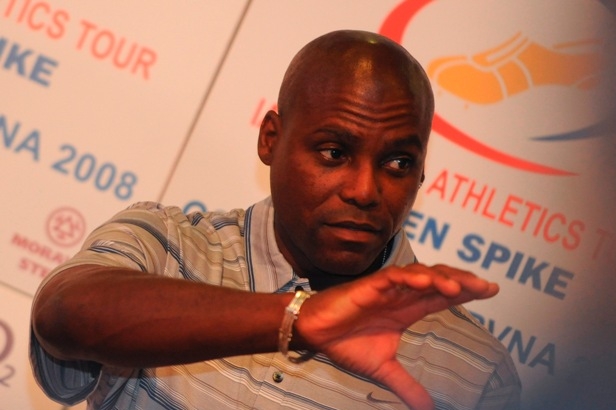 Legendární americký atlet Carl Lewis, devítinásobný vítěz olympiády.